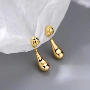 Elegant Gold Tone Droplet Dangle Fashion Earrings